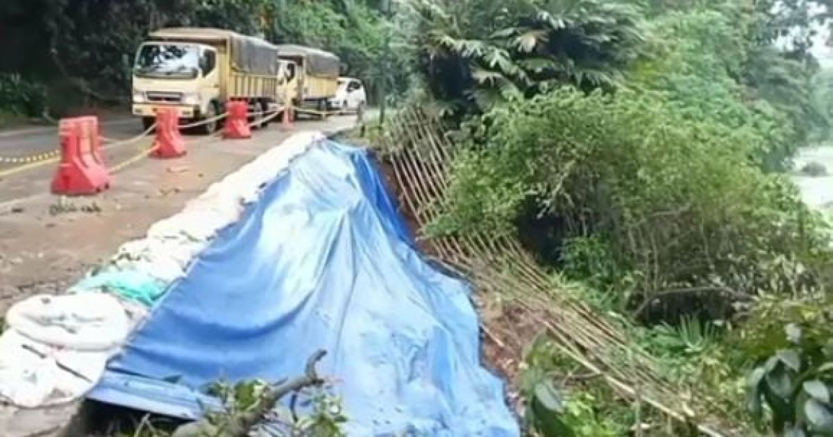 Tebing Jalan Raya Jasinga Longsor, Arus Lalu Lintas Jasinga–Bogor Diberlakukan Buka-Tutup
