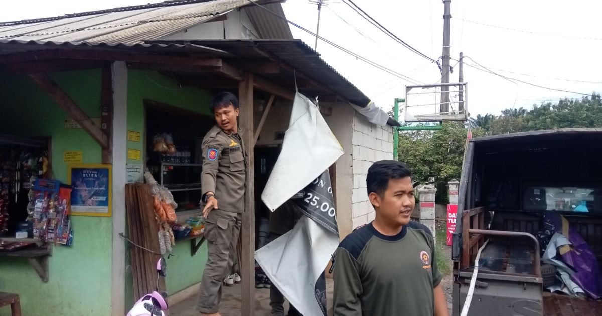 Satpol PP Cigudeg Sisir Jalan Raya, Media Luar Ruang Tak Berizin Diturunkan