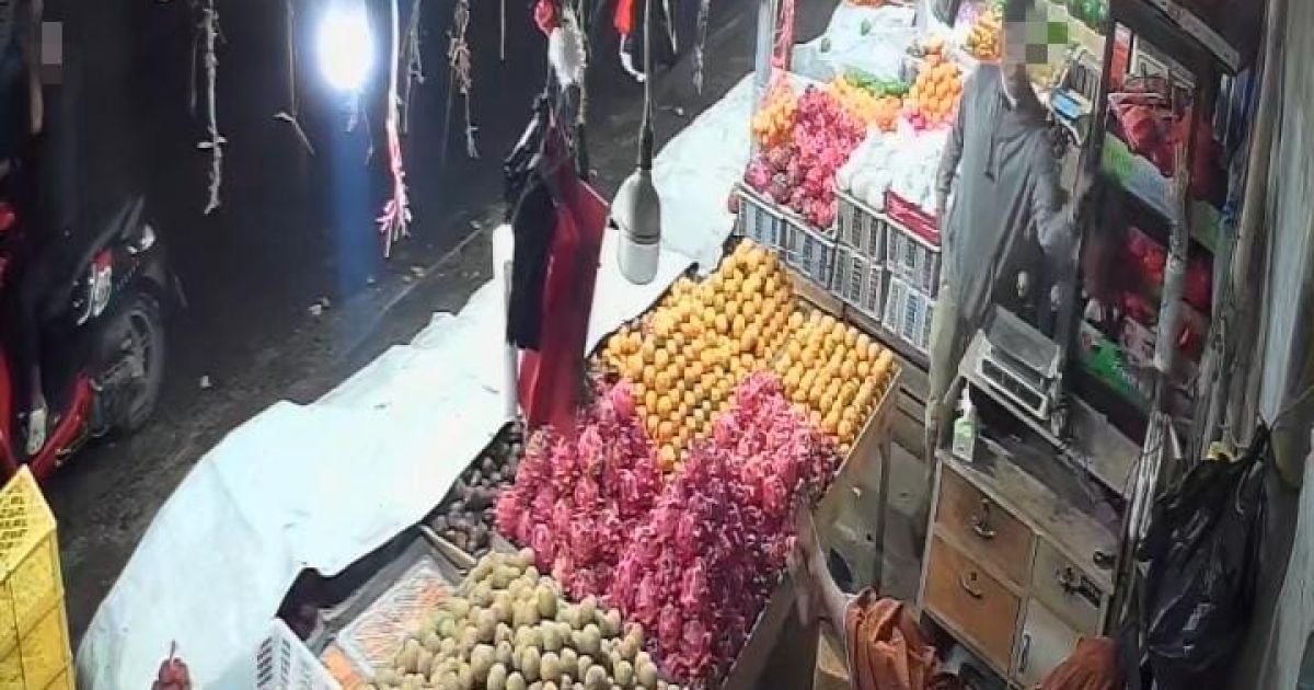 Pencurian Kios Buah di Leuwisadeng Terekam CCTV