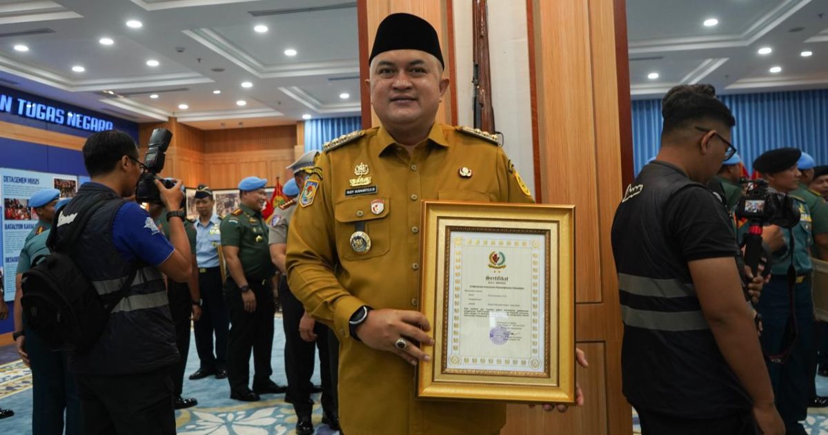 Bupati Bogor Rudy Susmanto Terima Brevet Kehormatan Paspampres “Setia Waspada”