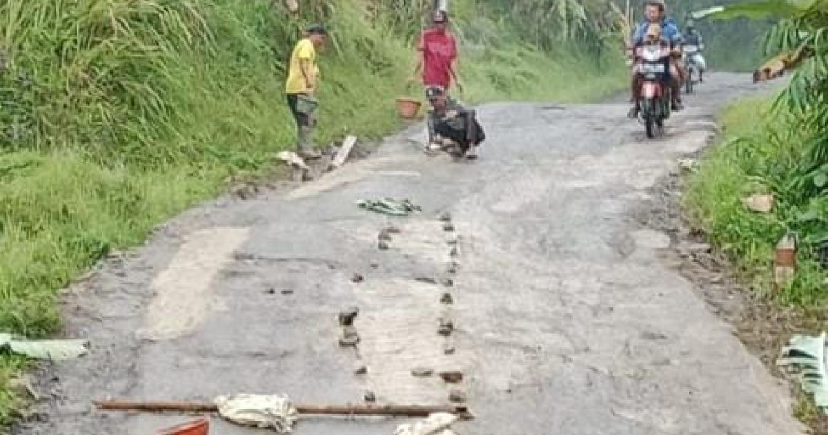 Frustrasi Tunggu Perbaikan, Warga Citumbuk Nanggung Swadaya Perbaiki Jalan Rawan Kecelakaan