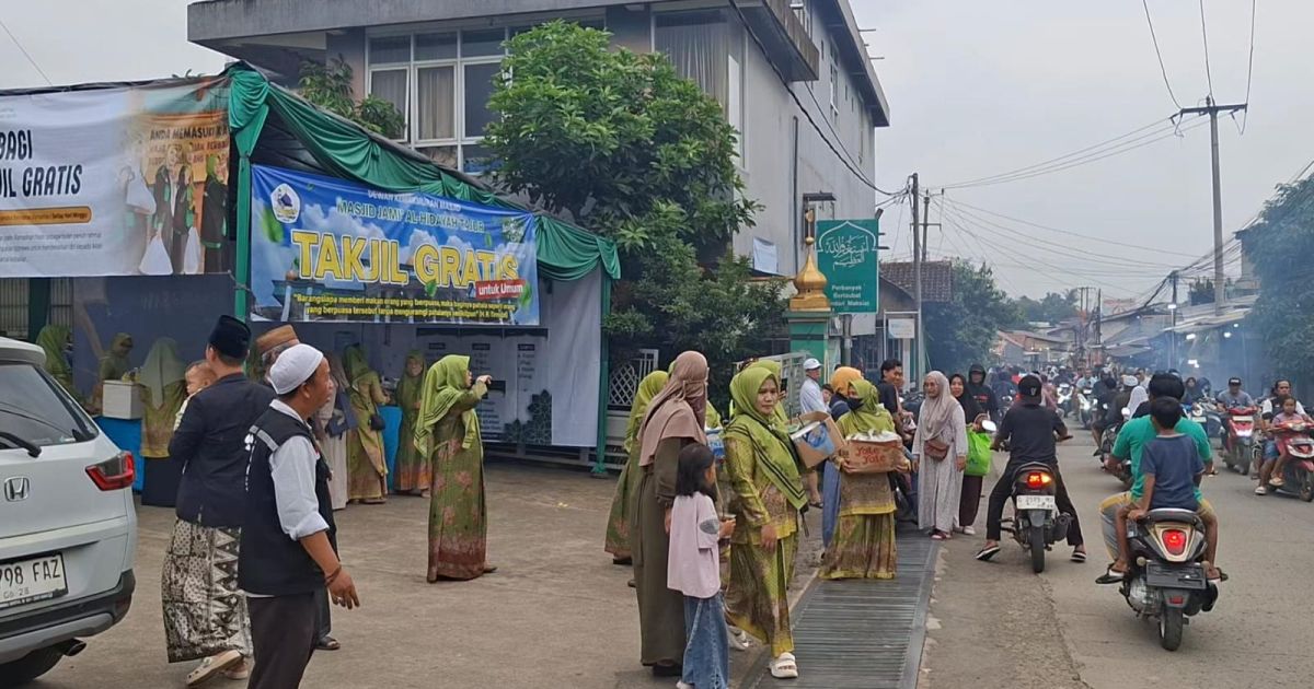 Muslimat NU Ranting Tajur Citeureup Rutin Berbagi Takjil Ramadhan 1447 H