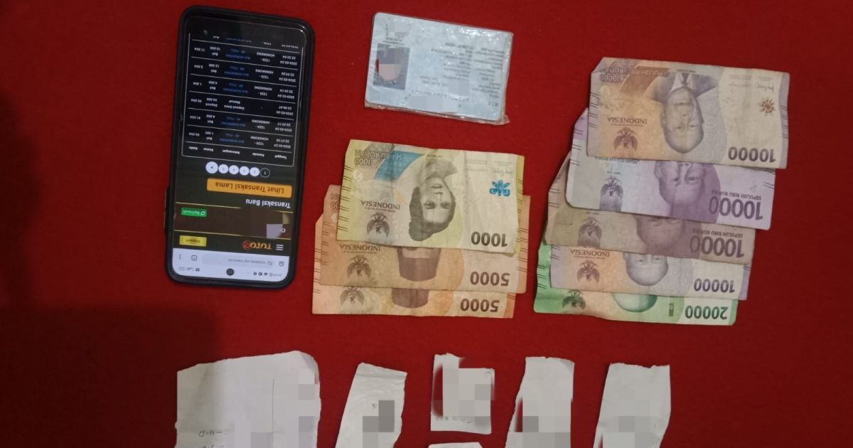 Polsek Gedong Tataan mengamankan 5 terduga pelaku judi togel di Desa Pujo Rahayu, Pesawaran. Polisi turut menyita HP, catatan togel, dan uang tunai.