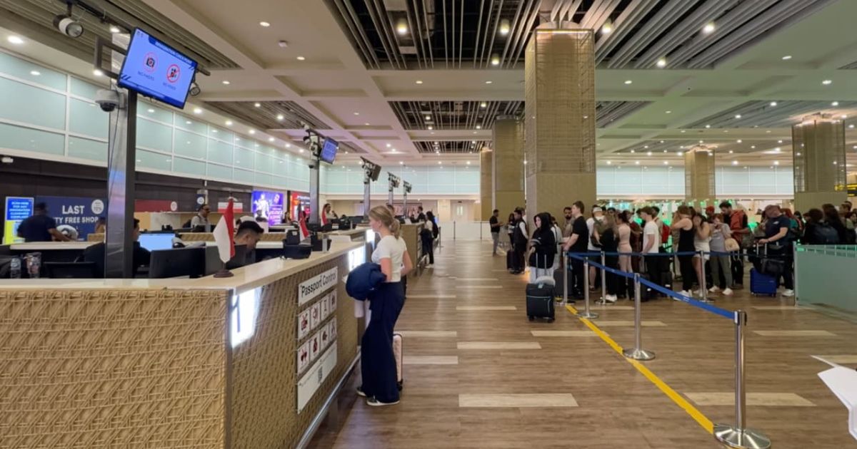 Petugas imigrasi meningkatkan kesiapsiagaan di bandara internasional akibat gangguan penerbangan Timur Tengah