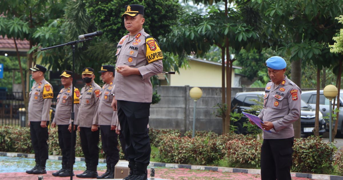 Kapolres Pesawaran AKBP Alvie Granito Panditha menekankan kewaspadaan dampak geopolitik dunia, evaluasi integritas anggota, serta penguatan pelayanan humanis dalam apel pagi.