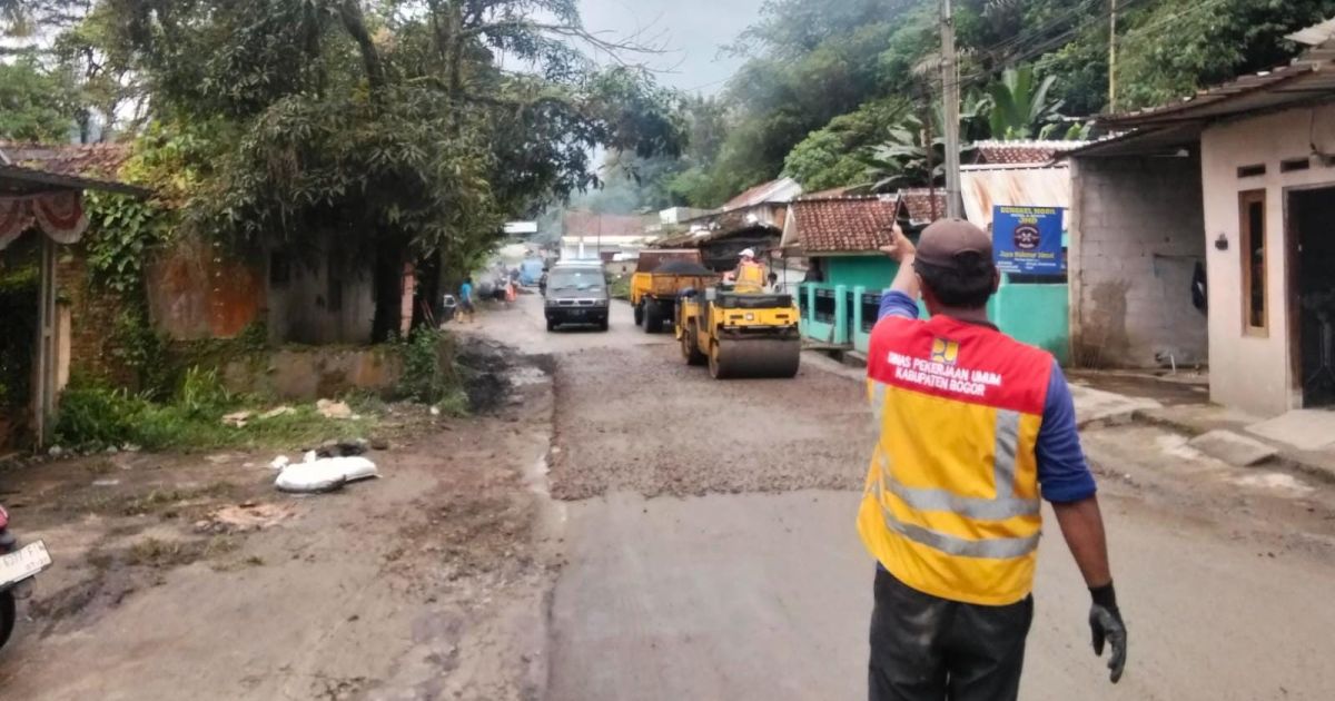 PUPR Kabupaten Bogor mulai memperbaiki ruas Jalan Panyaungan–Nanggung–Curugbitung di Pakapuran setelah sorotan warga dan FKBP Bogor Barat. Lubang jalan ditutup untuk kurangi risiko kecelakaan.