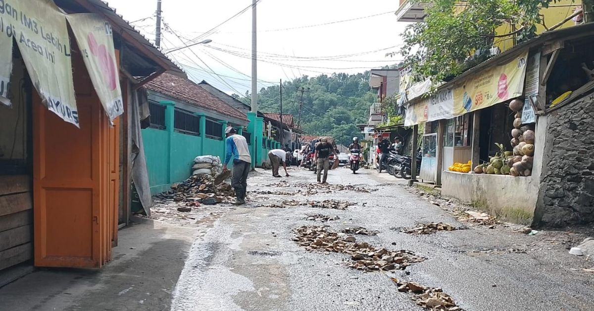 Antam Pongkor Perbaiki Jalan Kalongliud–Bantarkaret di Nanggung, Minimalkan Risiko Kecelakaan