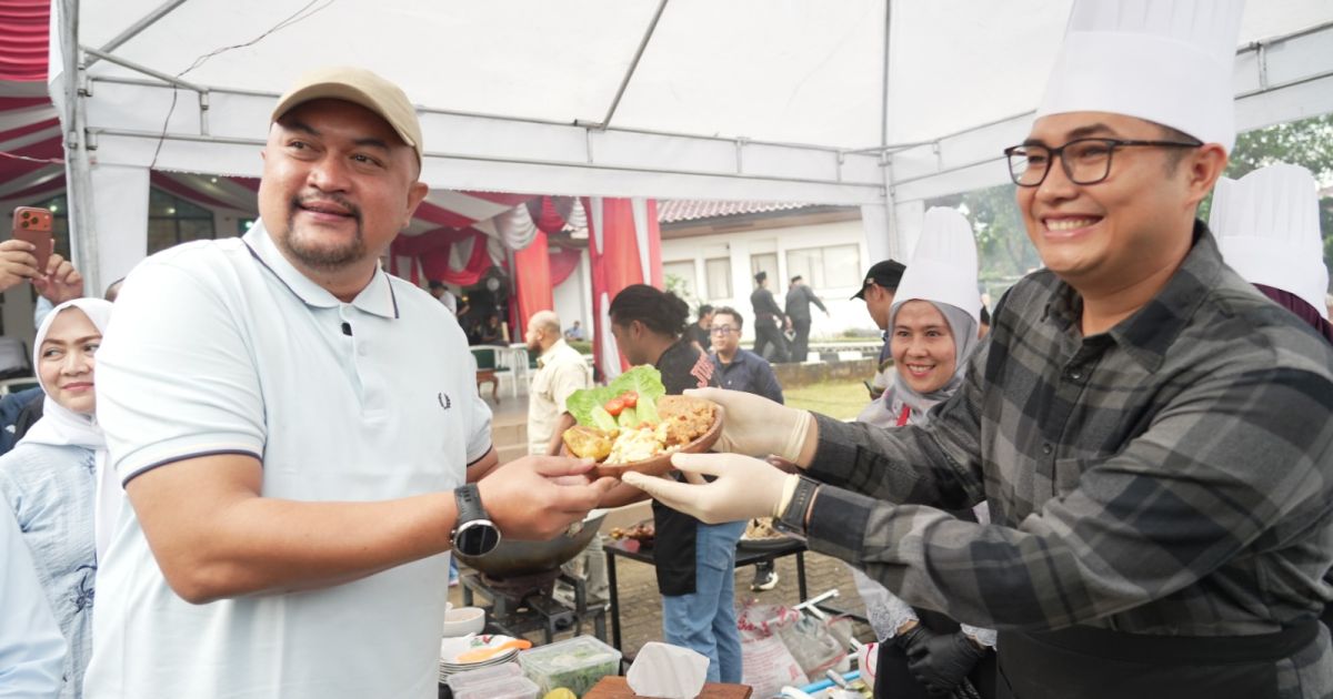 Ketua DPRD Bogor Turun Langsung Memasak di Pesona Ramadan Kabupaten Bogor Berbagi