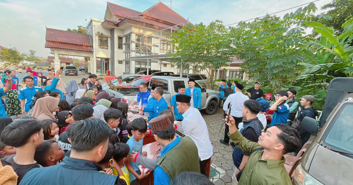 Ratusan Warga Leuwiliang Serbu Takjil Gratis KNPI Kabupaten Bogor
