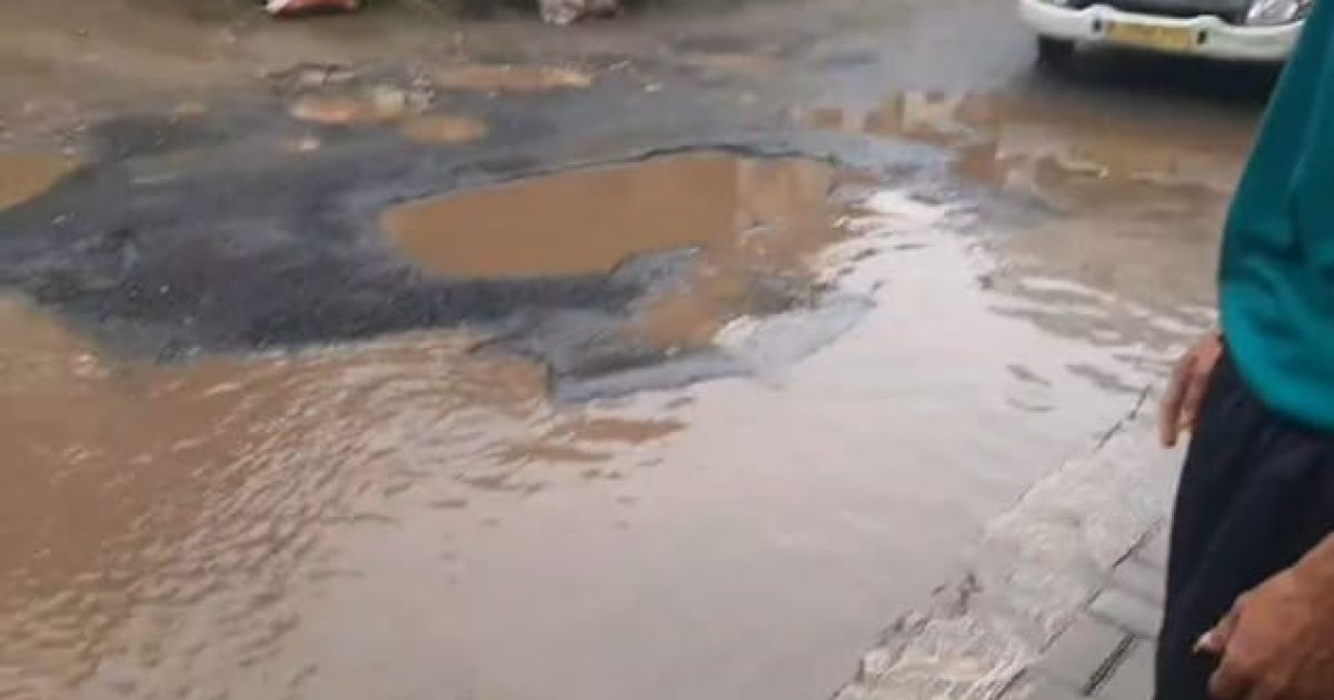 Warga Kampung Padmon, Desa Ciaruteun Ilir, Cibungbulang, Kabupaten Bogor, mengeluhkan kondisi jalan rusak yang berlubang dan membahayakan pengguna jalan.