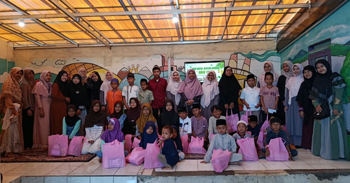 PAUD Baitul Achyar Desa Kabasiran Parungpanjang menggelar santunan bagi 30 anak yatim berupa uang tunai dan bingkisan lebaran dalam momentum Ramadan.