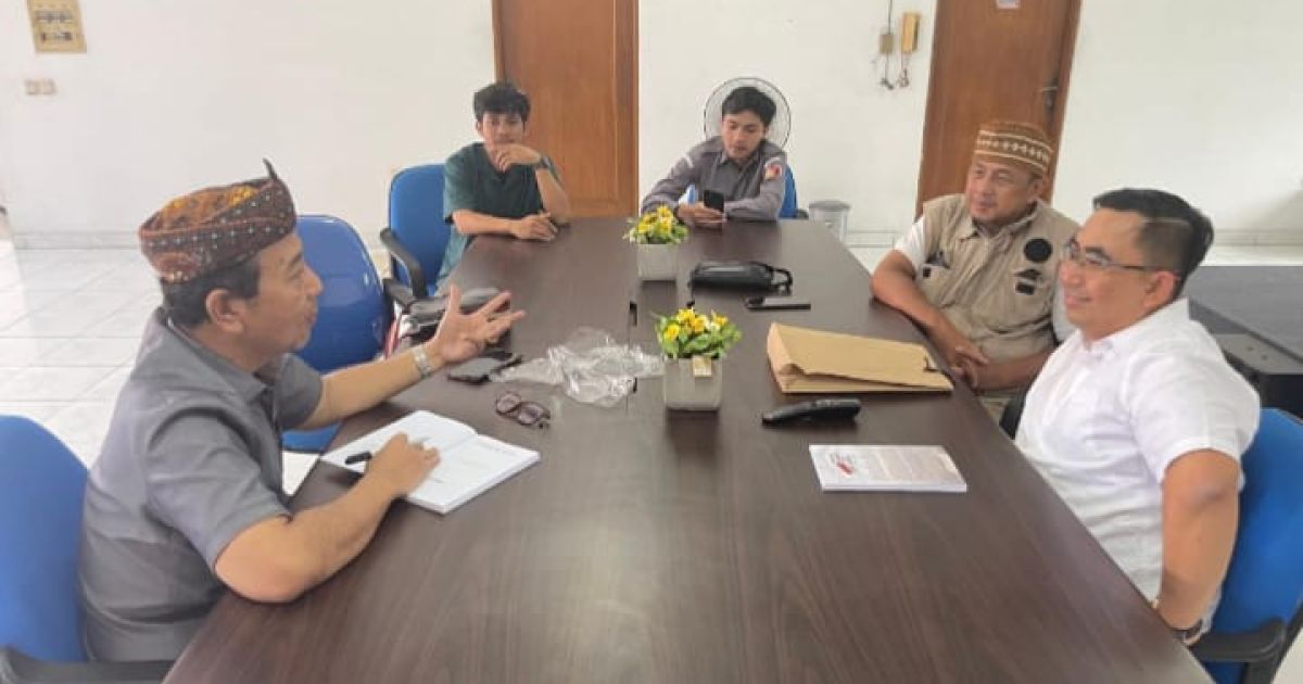 Anggota DPRD Kota Depok Binton Nadapdap saat diskusi terkait buku karyanya tentang politik perempuan dengan Ketua Bawaslu Kota Depok, M. Fathul Arif.