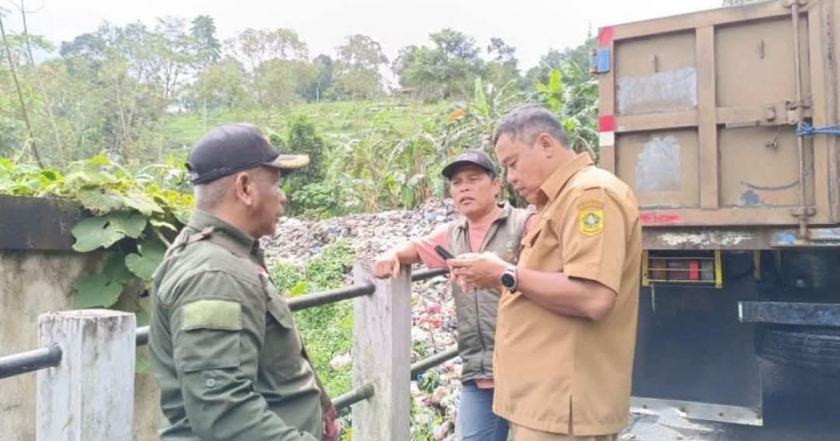 Kepala UPT PS wilayah Ciawi, H. R. Hendry Iskandar sedang memantau proses pengangkutan sampah liar di Desa Kopo, Cisarua.