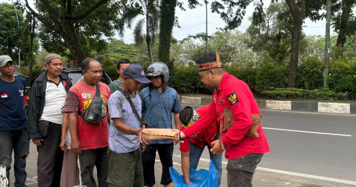 Pengurus Pemuda Dayak sekaligus pengusaha asal Kapuas, Apri Wilianto, membagikan 100 nasi kotak gratis kepada warga di sekitar Masjid Sabilal Muhtadin Banjarmasin. Senin 09/03