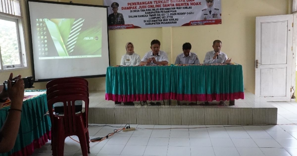Program TMMD Kodim 0421/Lampung Selatan memberikan penyuluhan kepada warga Desa Tanjung Rejo Pesawaran tentang bahaya judi online dan penyebaran hoaks di media sosial.