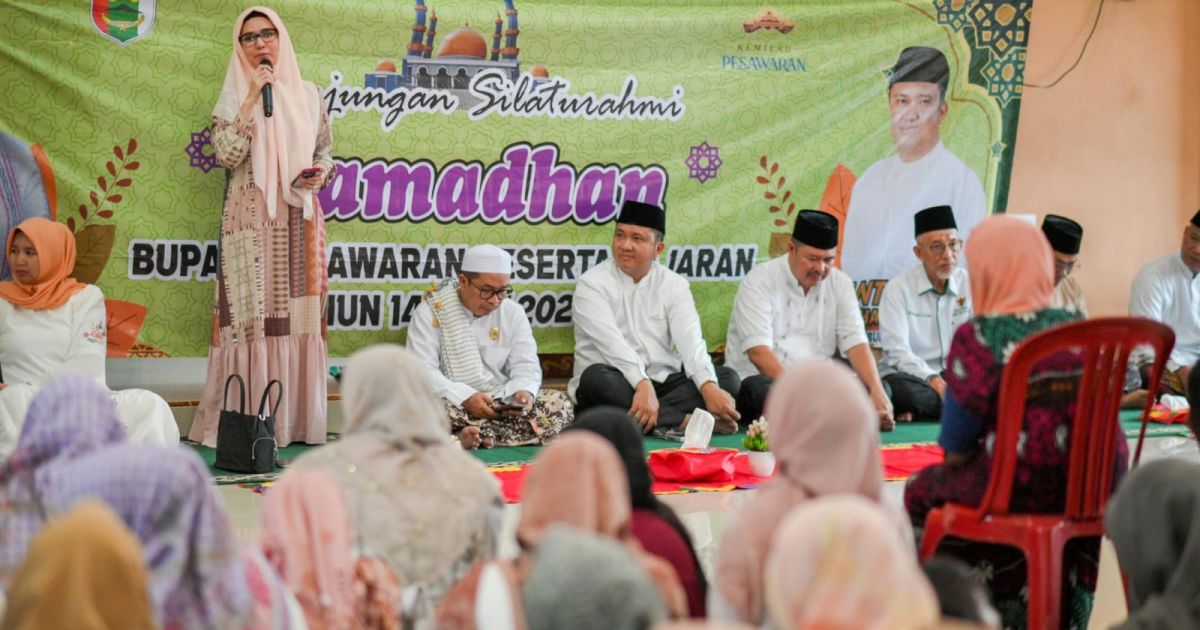 Bupati Pesawaran Nanda Indira menghadiri Safari Ramadan di Way Khilau dan Way Lima serta menyerahkan bantuan untuk masjid, anak yatim, dan kaum duafa.