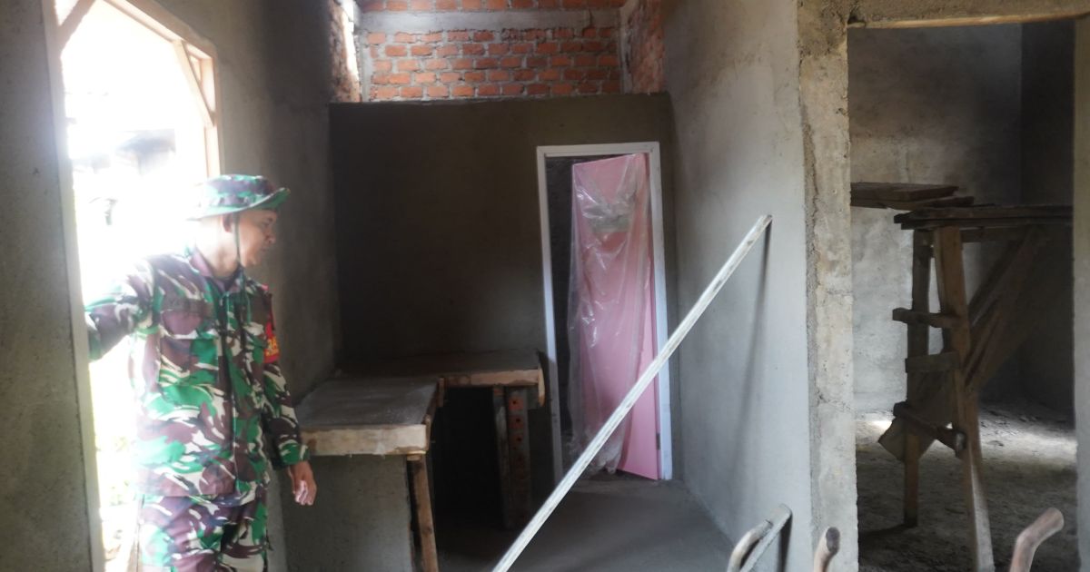 Hari ke-8 TMMD ke-127 di Pesawaran, pembangunan rehabilitasi rumah tidak layak huni di Desa Tanjung Rejo memasuki tahap konstruksi utama.