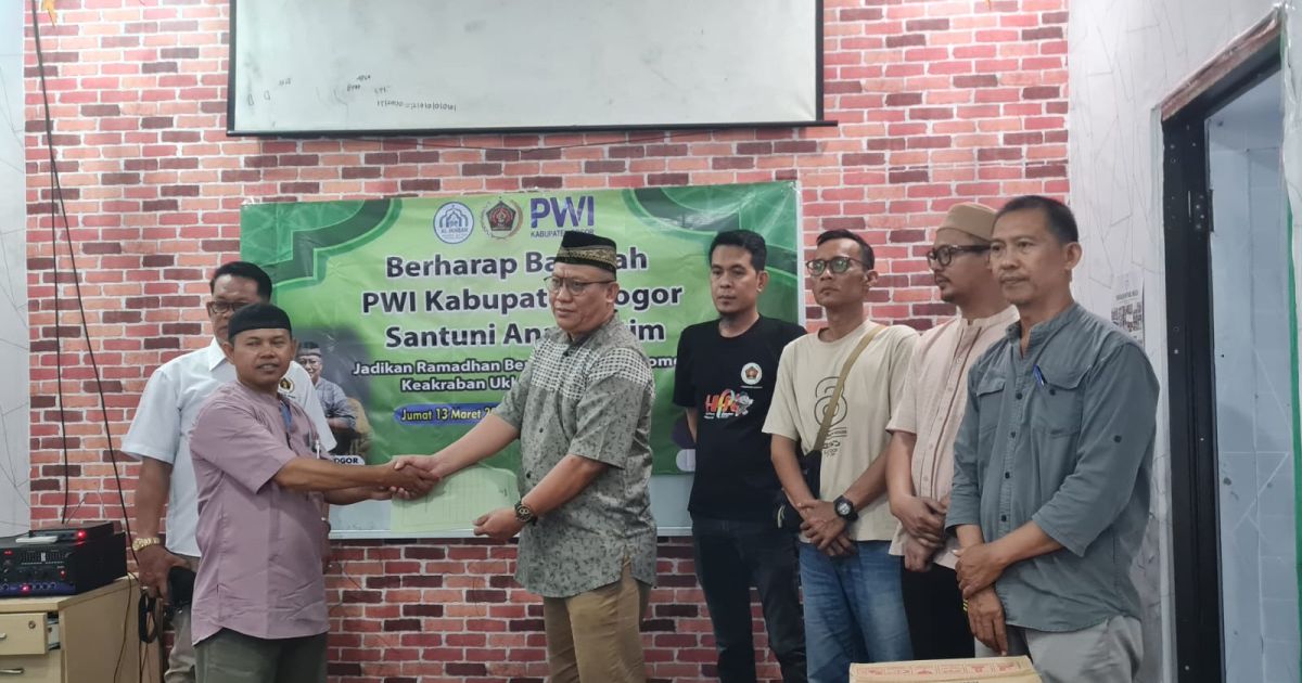 PWI Kabupaten Bogor menggelar kegiatan santunan anak yatim, berbagi takjil dan buka puasa bersama di Yayasan Mi’raj Mulia Cibinong sebagai bentuk kepedulian sosial di bulan Ramadan.