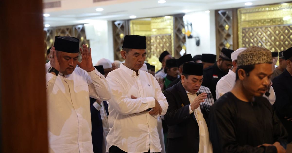 Bupati Bogor Rudy Susmanto bersama ulama, Forkopimda dan masyarakat melaksanakan i’tikaf dan shalat tahajud berjamaah pada 10 hari terakhir Ramadan.