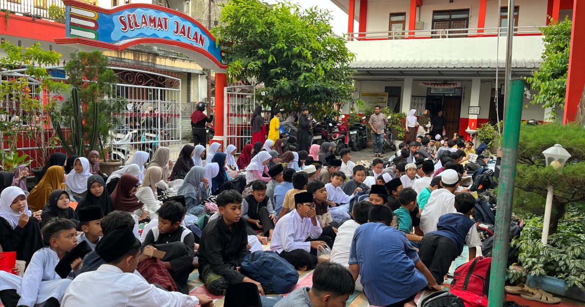 SDN Ciriung 02 Cibinong menggelar buka puasa bersama dan pembagian takjil gratis kepada masyarakat sebagai bagian dari pembinaan karakter siswa di bulan Ramadan.