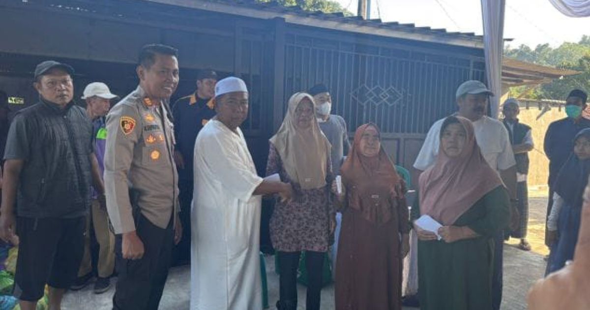 Polsek Nanggung amankan pembagian 1.700 paket sembako di Desa Bantarkaret, Bogor. Kegiatan berjalan tertib dan kondusif meski disambut antusias warga.