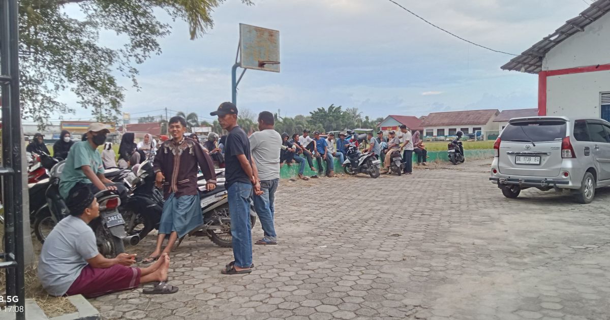 Keterangan Gambar: Aksi demo warga di kantor desa Tanjung Sari Kecamatan Natar, Kabupaten Lampung Selatan, Jumat (20/3/2026).