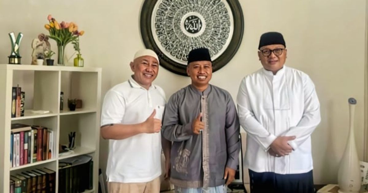 Wali Kota Depok Supian Suri bersilaturahmi dengan mantan Wali Kota Mohammad Idris usai Idulfitri 1447 H sebagai simbol rekonsiliasi politik.
