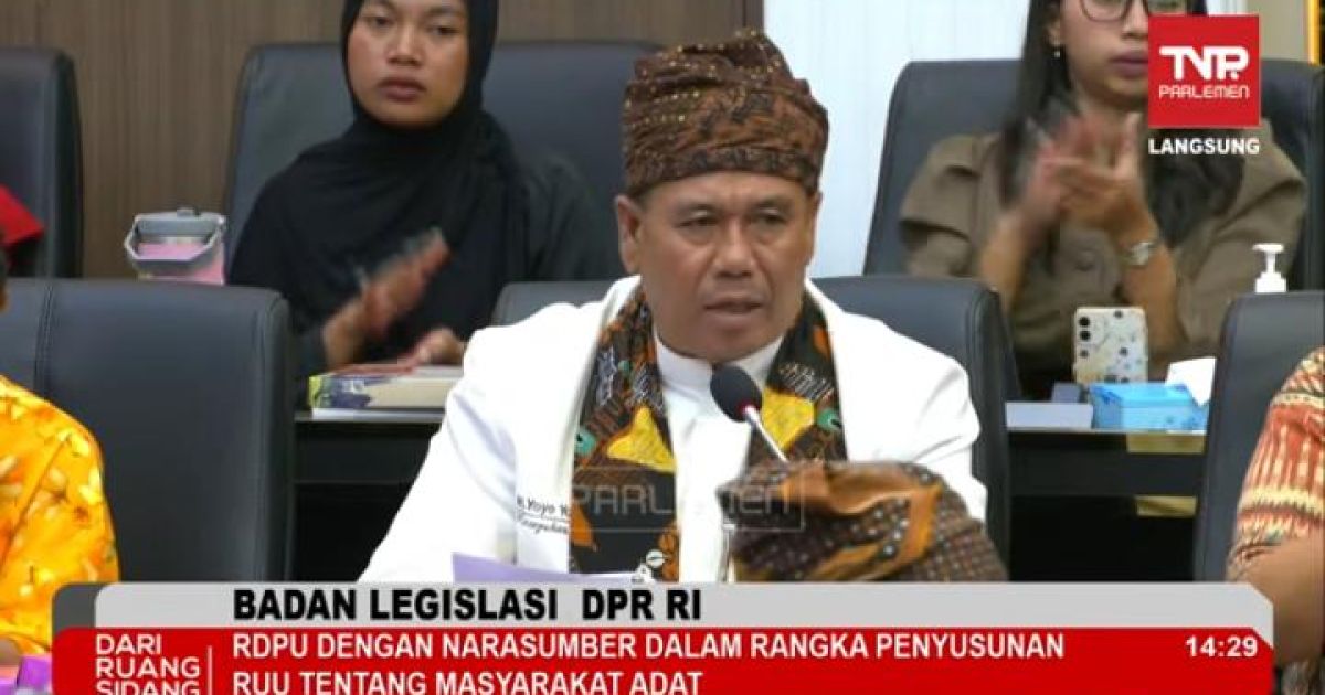 Kasepuhan Cisitu, Kecamatan Cibeber, Lebak, Abah H. Yoyo Yohenda dalam Rapat Dengar Pendapat Umum (RDPU) bersama perwakilan masyarakat adat, Rabu (1/4/2026). Foto: Tangkap Layar YouTube TVR Parlemen.