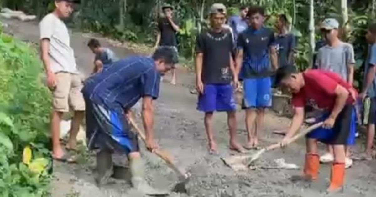 Jalan Rusak di Pongkor Tak Diperbaiki 14 Tahun, Warga Turun Tangan