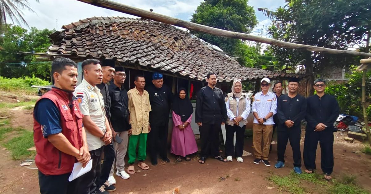Peninjauan rumah tidak layak huni (RTLH) di Desa Cilaku, Tenjo, Bogor menuai kritik. Warga menilai belum ada solusi nyata bagi kondisi rumah memprihatinkan.
