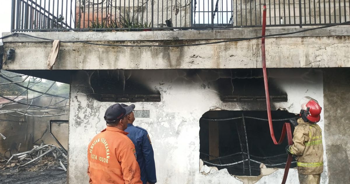 Kebakaran gudang spare part dan bengkel cat motor di Tajurhalang, Bogor, diduga akibat anak bermain korek api. Kerugian capai ratusan juta, tanpa korban jiwa.