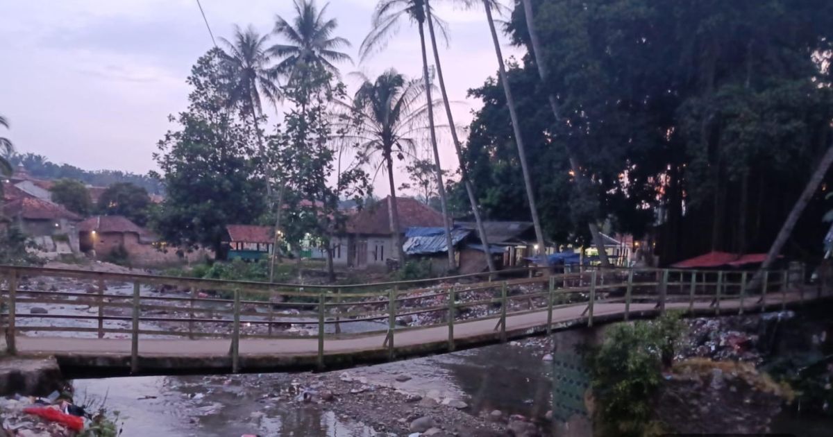 Jembatan di Desa Cintamanik, Cigudeg, Bogor rusak parah dan terancam ambruk. Warga khawatir karena akses utama belum diperbaiki pemerintah.