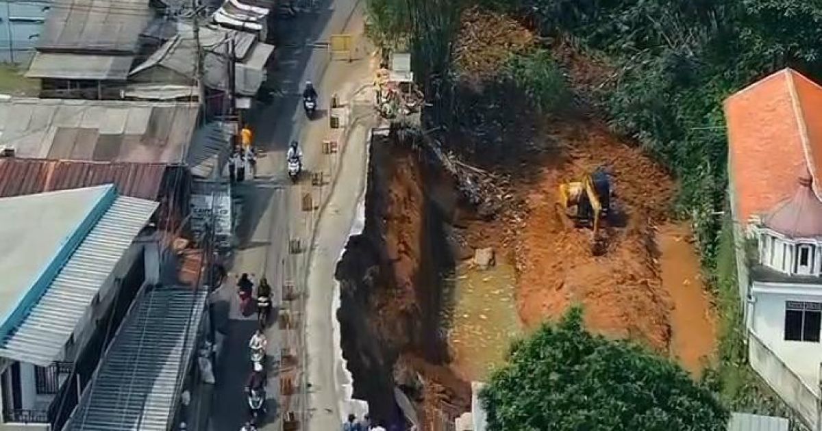 Jalan Cikampak–Bojong Rangkas di Ciampea Bogor rusak parah akibat longsor. Akses menyempit, logistik terganggu, dan warga terpaksa memutar jauh.