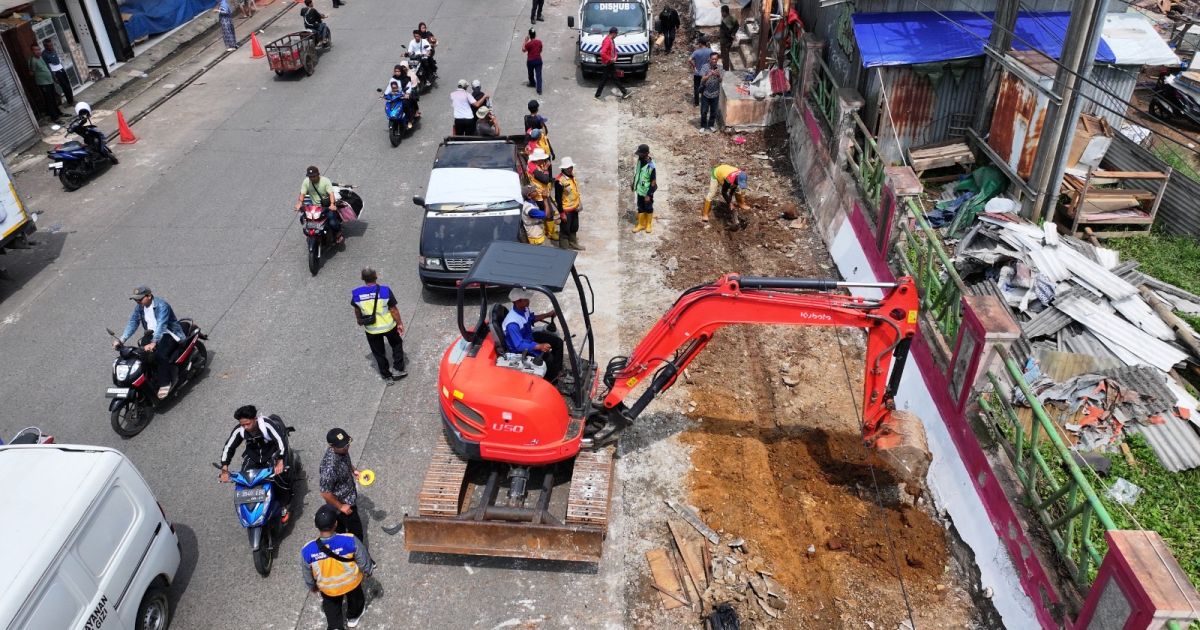 Pemkab Bogor mulai tertibkan PKL di Pasar Parung untuk atasi kemacetan dan menata kawasan. Pedagang dipindahkan ke dalam pasar.