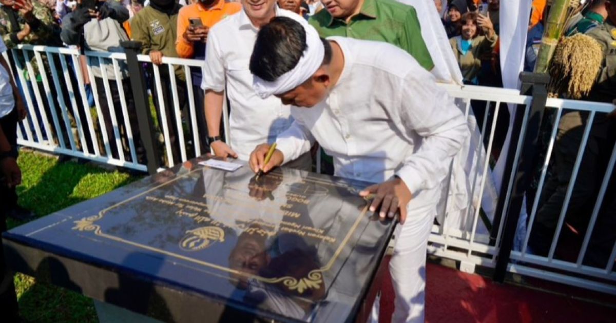 Gubernur Jabar Dedi Mulyadi resmikan SMAN 3 Jonggol. Pemprov Jabar bangun 24 sekolah baru untuk tambah daya tampung 5.000 siswa.