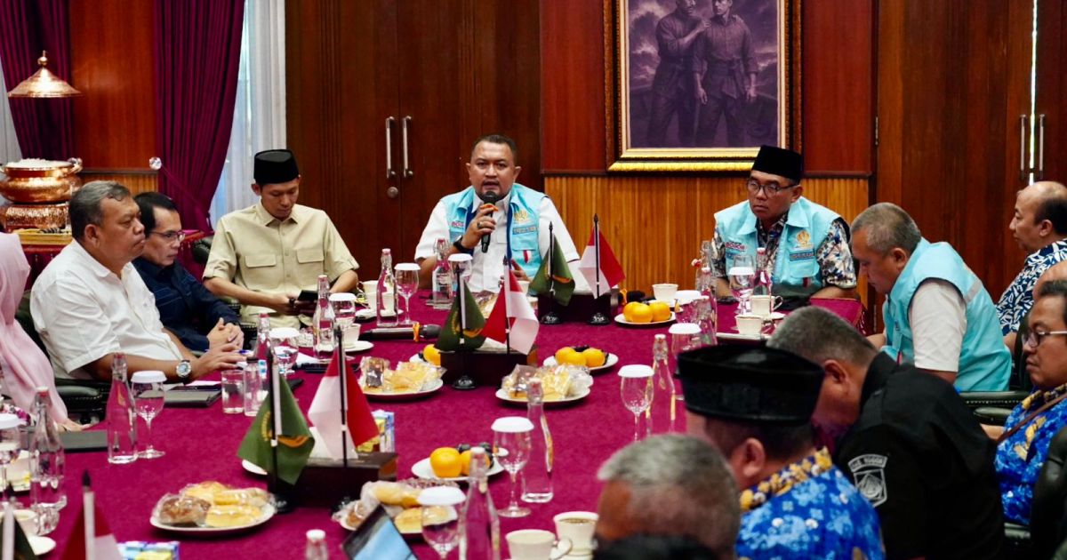 Bupati Bogor Rudy Susmanto memperkuat tata kelola perizinan untuk mendorong investasi, meningkatkan PAD, dan memastikan pembangunan daerah berjalan optimal.