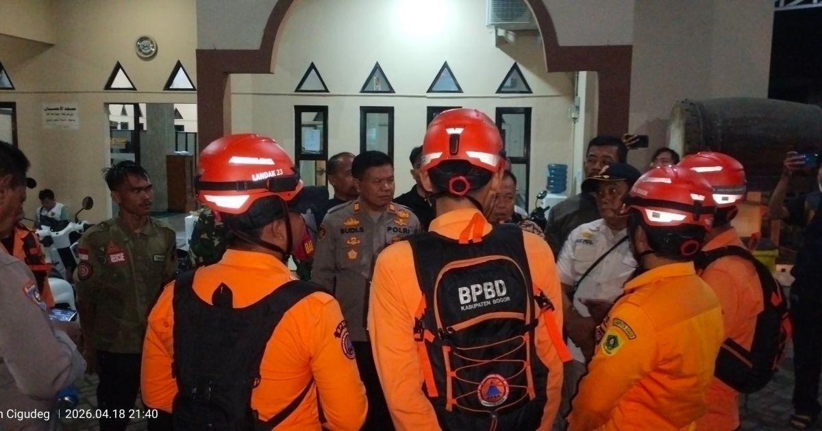 Banjir melanda Cigudeg, Bogor, akibat hujan deras. Sebanyak 50 warga mengungsi, puluhan rumah rusak. Pemkab Bogor bergerak cepat lakukan penanganan.