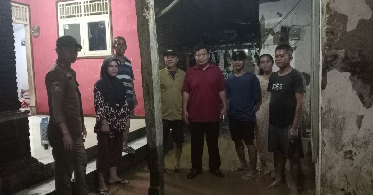 Banjir di Desa Ciomas, Tenjo, Bogor mulai surut. Warga kembali ke rumah, tersisa 3 lansia di pengungsian. Puluhan rumah dan jembatan terdampak.