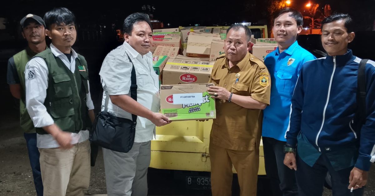 PT ANTAM Tbk Unit Bisnis Pertambangan Emas (UBPE) Pongkor menyalurkan bantuan logistik bagi korban banjir bandang dan longsor di Kecamatan Cigudeg, Kabupaten Bogor Barat, Senin (20/4/2026).