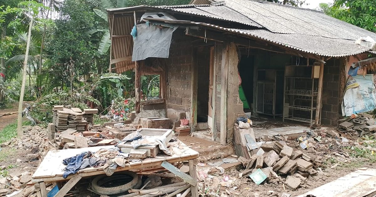 Banjir bandang di Desa Pangaur, Jasinga, Bogor, putuskan jembatan dan rusak lima rumah warga. Bantuan perbaikan rumah belum pasti.