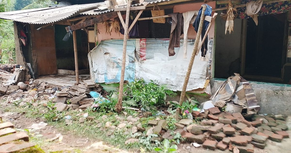 Banjir dan longsor melanda Bogor Barat akibat hujan deras. Infrastruktur rusak, warga butuh bantuan perbaikan rumah pascabencana.