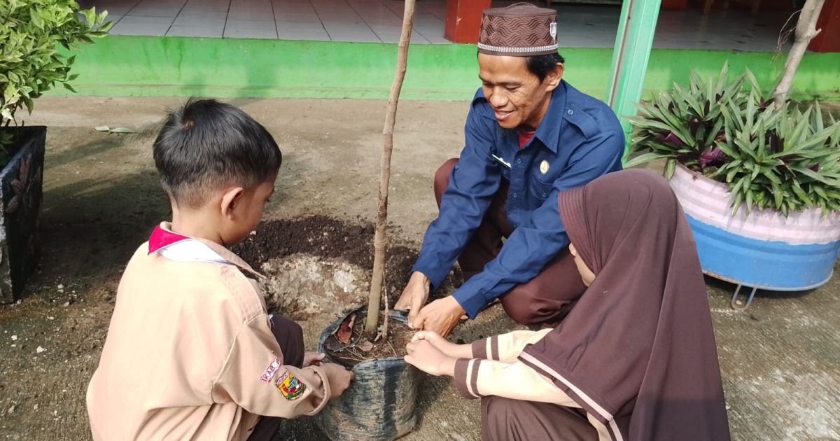 Gerakan Menanam Pohon di SDIT Al Ashr, Ciptakan Sekolah Hijau