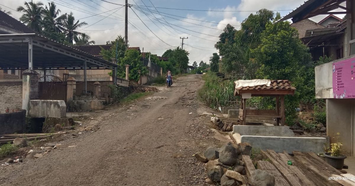 Jalan rusak sepanjang 13 km di Desa Bayas Jaya, Pesawaran, hambat distribusi hasil pertanian. Warga minta perbaikan segera dari pemerintah.