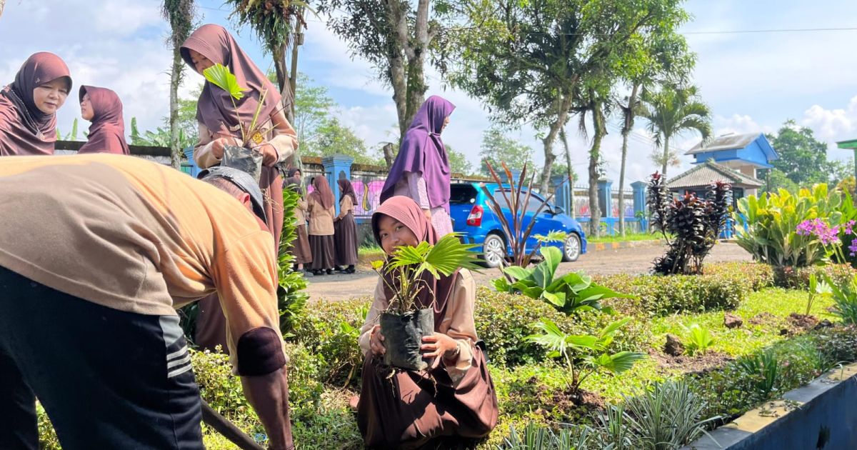 Sambut Hari Bumi 2026, SMPN 1 Cigombong Tanam 1.000 Pohon