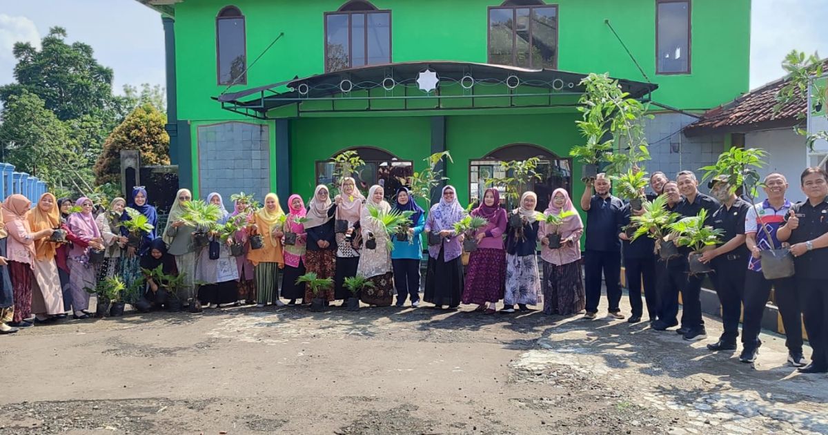 Edukasi Lingkungan Sejak Dini, SMPN 1 Cigombong Tanam 1.000 Pohon