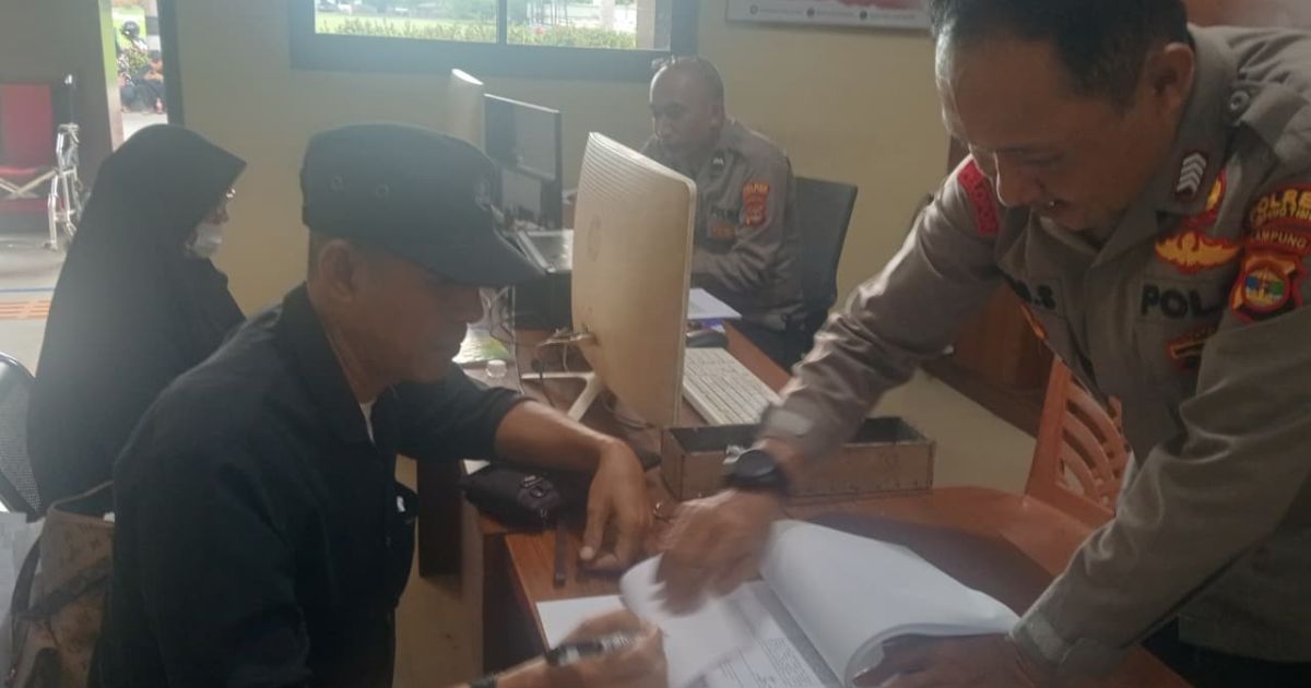 Ahmad Fauzi laporkan dugaan penipuan DP motor Rp4 juta ke Polres Lampung Timur setelah uang tak kunjung dikembalikan.