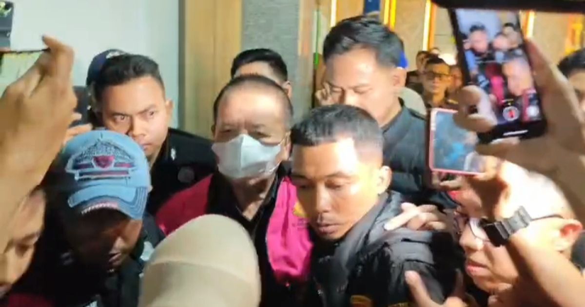 Mantan Gubernur Lampung Arinal Djunaidi resmi ditahan Kejati Lampung dalam kasus korupsi PT LEB. Aset senilai Rp38,5 miliar disita penyidik.