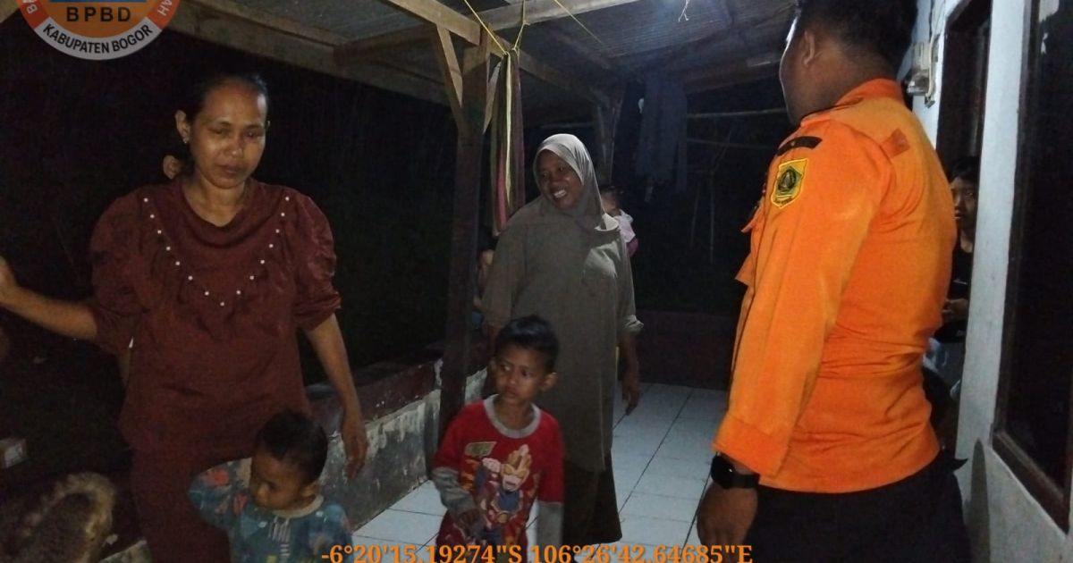 Banjir akibat luapan Kali Cinyompok merendam 4 rumah di Tenjo, Bogor. Sebanyak 19 warga terdampak, BPBD imbau waspada hujan susulan.