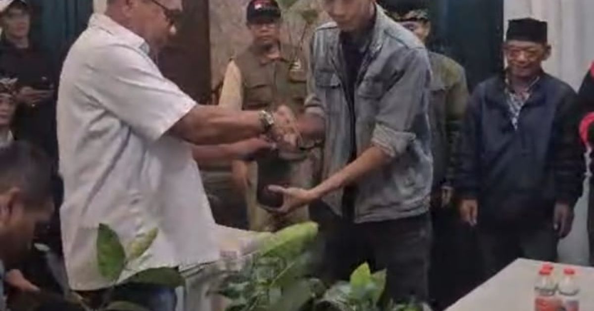 PPP Depok tanam 100 pohon produktif saat reses di Pancoran Mas. Program penghijauan ini dukung lingkungan, ketahanan pangan, dan ekonomi warga.