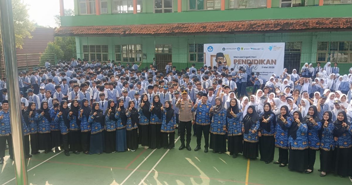 Kapolsek Parung jadi pembina upacara Hardiknas 2026 di sekolah Parung dan Ciseeng. beri edukasi pelajar soal disiplin, bahaya kenakalan remaja, dan keselamatan.